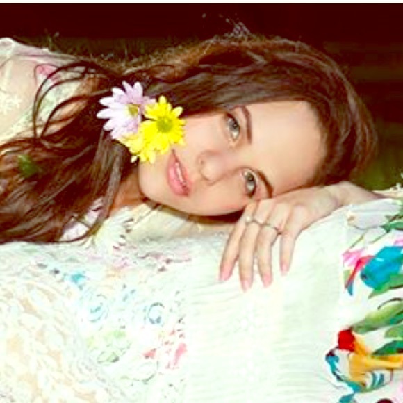 Meet your Posher, Janelle - Picture 1 of 6